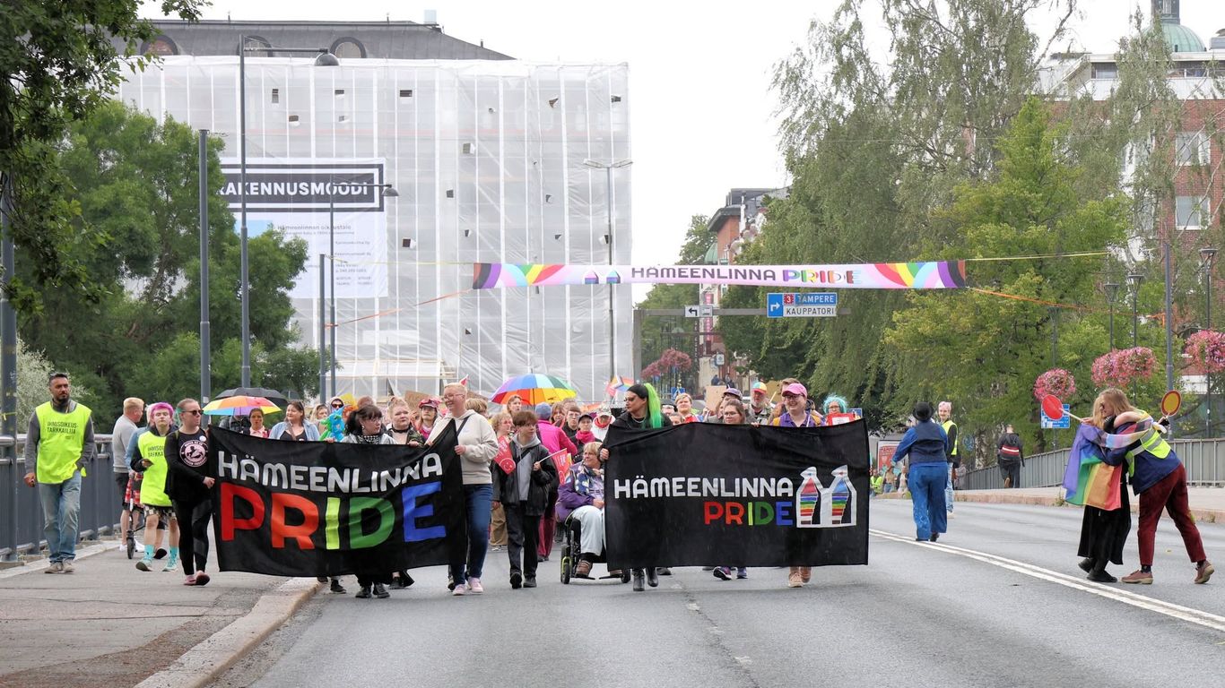 Kuvassa on Hämeenlinna Pride 2025 kulkue edestäpäi