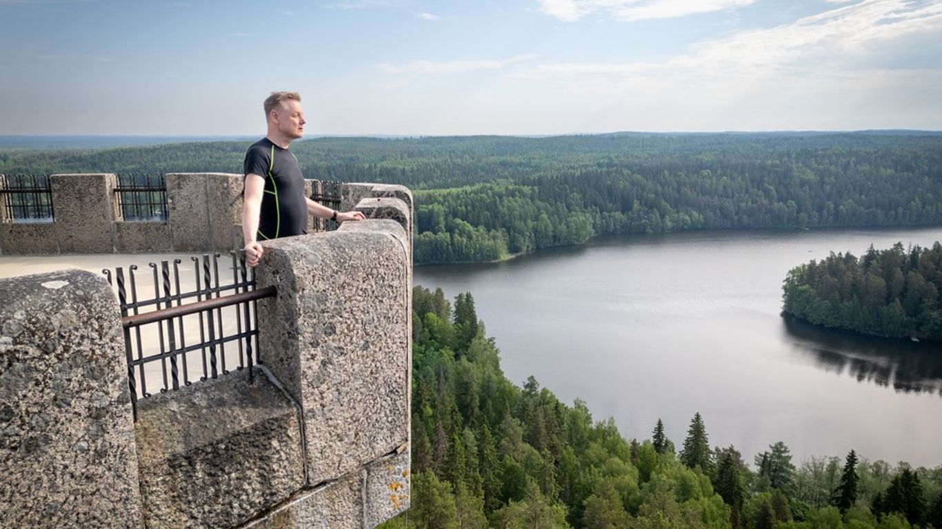 Mies katsoo Aulangon näkötornista kohti Aulangonjä