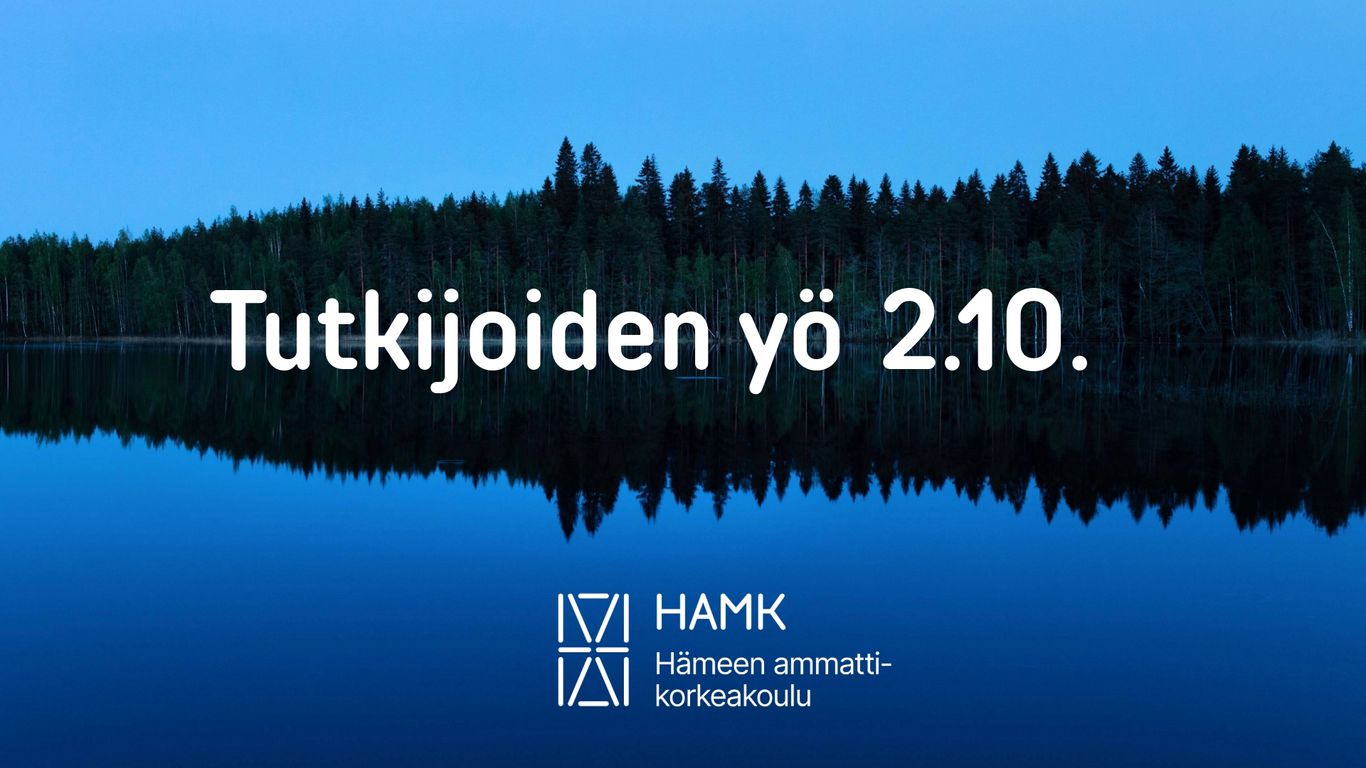 Yöllinen järvimaisema, jossa keskellä HAMKin logo 