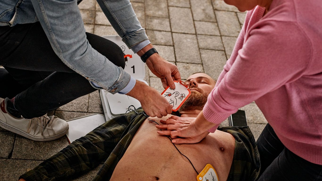 Kaksi henkilöä on kontallaan maassa kasvot toisiaa