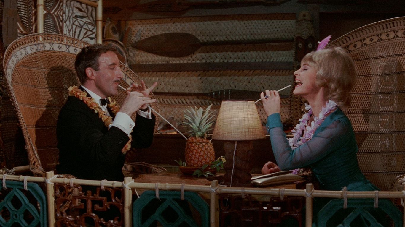 Komisario Jacques Clouseau (Peter Sellers) ja sisä