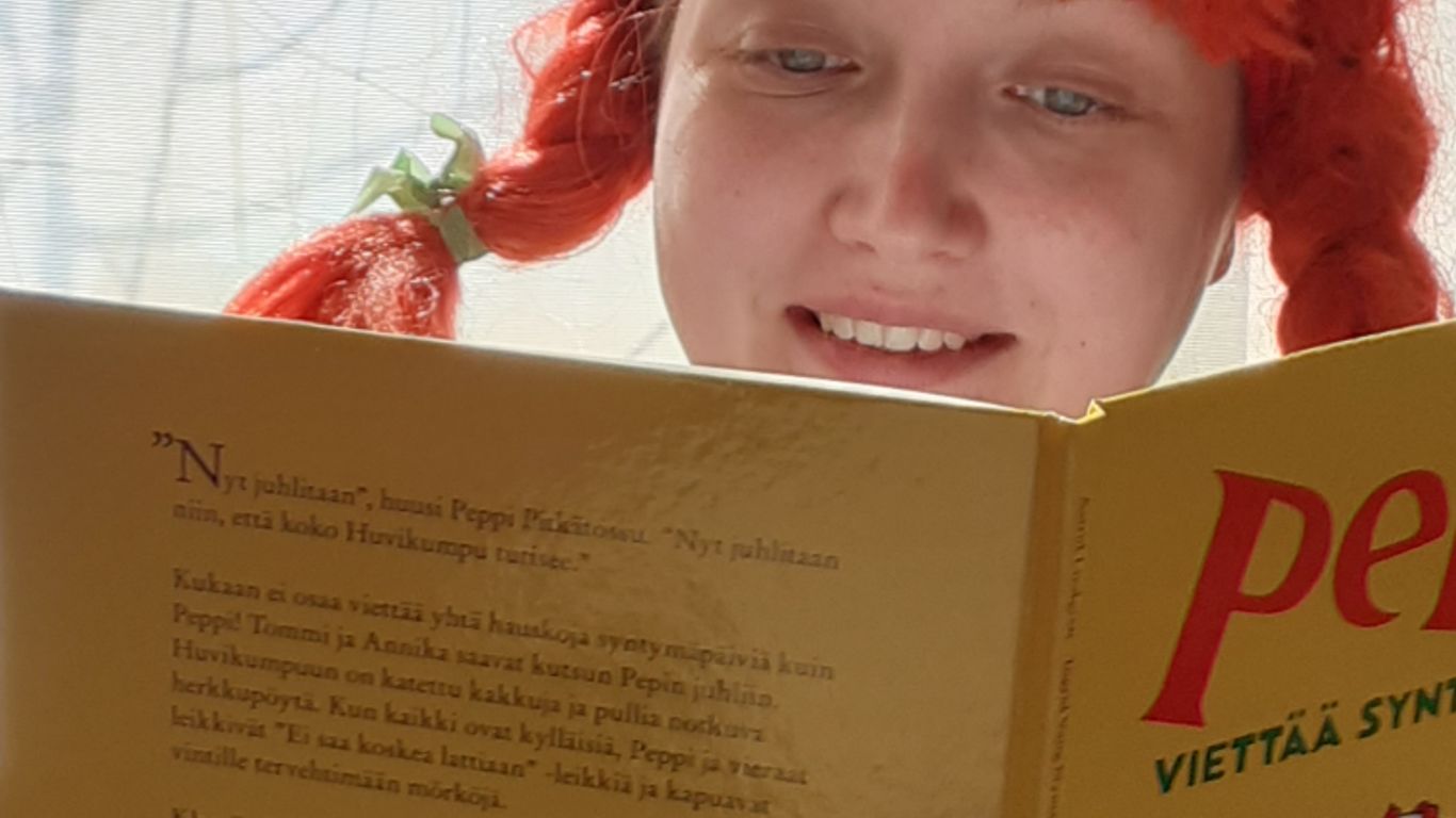 Kuvassa ihminen lukee