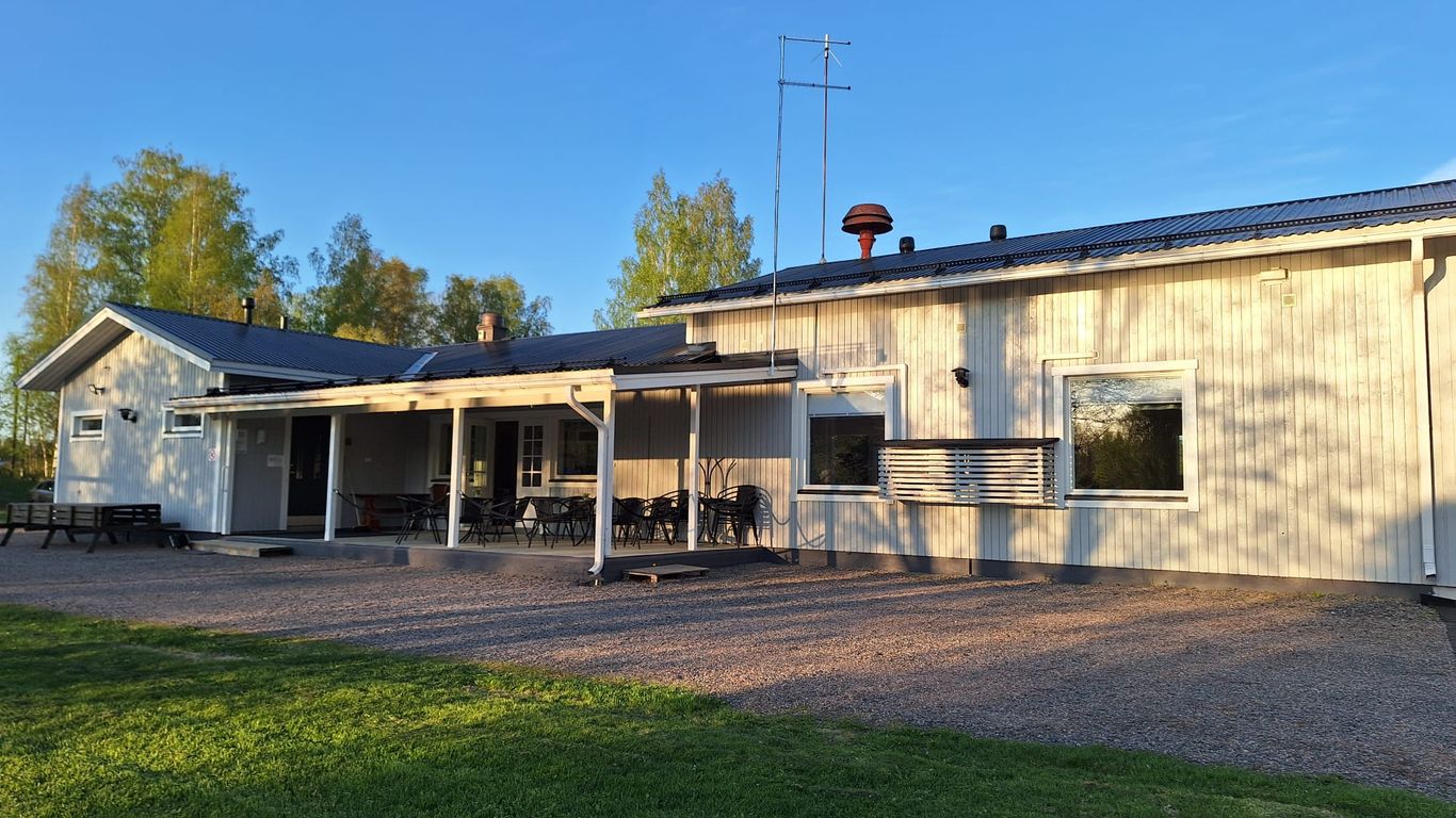 Kylätalo ilta-auringossa