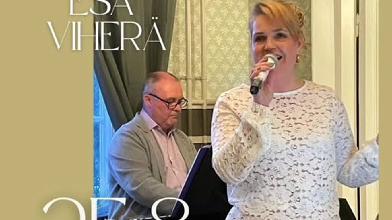 Laulaja taustallaan pianisti.